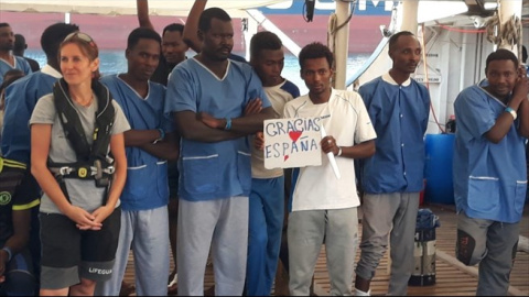 Alguno de los migrantes rescatados por el Open Arms portaba una pancarta en la que se lee: 'Gracias España'. / Europa Press Alguno de los migrantes rescatados por el Open Arms portaba una pancarta en la que se lee: 'Gracias España'. / Europa Press