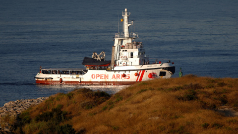 El barco de rescate de la ONG Proactiva Open Arms, con 87 migrantes rescatados del Mediterráneo, llega al puerto de Algeciras, Cádiz. / Reuters El barco de rescate de la ONG Proactiva Open Arms, con 87 migrantes rescatados del Mediterráneo, llega al puerto de Algeciras, Cádiz. / Reuters