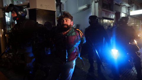 Un hombre es detenido por un policía en los disturbios originados después de la negativa del Congreso de la Nación de Argentina para la despenalización del aborto. / REUTERS - Marcos Brindicci