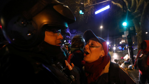 Una mujer discute con un policía durante los enfrentamientos fuera del Congreso después de que los senadores rechazaran un proyecto de ley para legalizar el aborto, en Buenos Aires - REUTERS/Marcos Brindicci