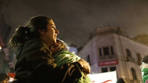 Dos jóvenes partidarias del aborto legal se abrazan y lloran bajo la lluvia frente al Congreso argentino - NATACHA PISARENKO/EFE