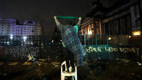 Después de que el proyecto de ley se rechazara en el Senado con 38 votos en contra y 31 a favor, un hombre sigue levantando su pañuelo verde - REUTERS/Marcos Brindicci