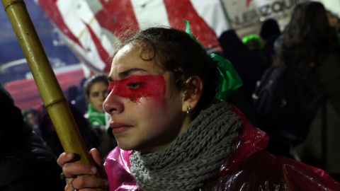 Una activista feminista después de que el proyecto de ley haya sido rechazado en el Senado con 38 votos en contra y 31 a favor. / REUTERS - Marcos Brindicci