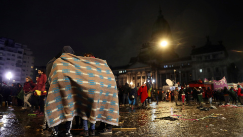 Activistas a favor del aborto se abrazan a las puertas del Senado de la Nación Argentina. / REUTERS - Marcos Brindicci