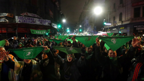 Feministas alzan sus banderas verdes en las calles de Buenos Aires en apoyo de la legalización del aborto/. REUTERS - Marcos Brindicci