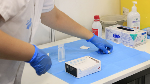 Capsa i vials amb la vacuna contra la verola del mico disposats en un dels box de Fira de Barcelona Capsa i vials amb la vacuna contra la verola del mico disposats en un dels box de Fira de Barcelona