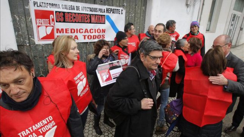 Integrantes de la plataforma de enfermos de la hepatitis, ante el Parlamento gallego durante una protesta en 2016. EFE Integrantes de la plataforma de enfermos de la hepatitis, ante el Parlamento gallego durante una protesta en 2016. EFE