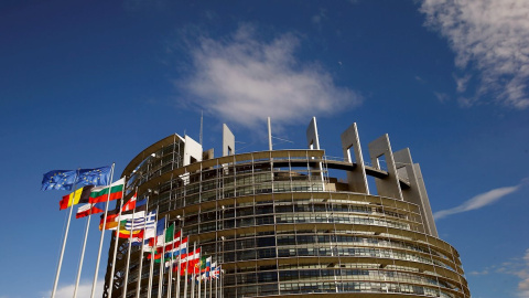 Banderas de los países de la Unión Europea frente al edificio del Parlamento Europeo en Estrasburgo (Francia). REUTERS/Arnd Wiegmann Banderas de los países de la Unión Europea frente al edificio del Parlamento Europeo en Estrasburgo (Francia). REUTERS/Arnd Wiegmann