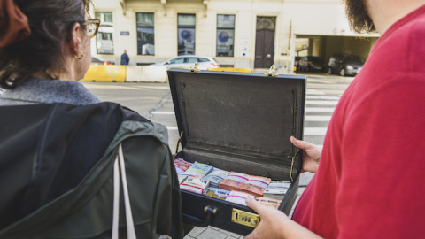 Luisa Izuzquiza y Arne Semsrott frente a la oficina de Frontex en Bruselas.