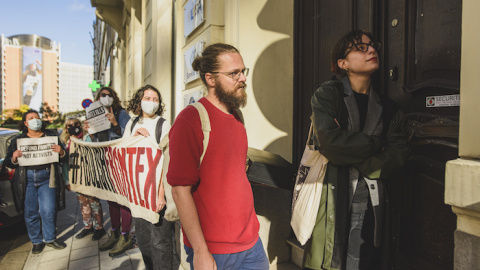 Luisa Izuzquiza y Arne Semsrott en la puerta de la oficina de Frontex en Bruselas