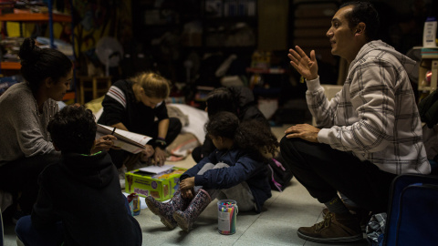 Julio Aponte junto a su mujer Margareth Jiménez (izquierda), juegan con sus hijos en la habitación de la parroquia San Carlos Borromeo de Entrevías, donde llevan casi cinco meses esperando una plaza en el sistema de asilo y refugio.- JAIRO VARGAS Julio Aponte junto a su mujer Margareth Jiménez (izquierda), juegan con sus hijos en la habitación de la parroquia San Carlos Borromeo de Entrevías, donde llevan casi cinco meses esperando una plaza en el sistema de asilo y refugio.- JAIRO VARGAS
