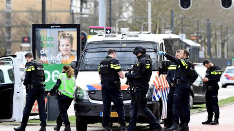 Imagen de archivo de unos agentes de Policía de los Países Bajos. REUTERS/Piroschka Van de Wouw Imagen de archivo de unos agentes de Policía de los Países Bajos. REUTERS/Piroschka Van de Wouw