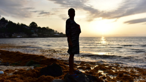 La silueta de una mujer frente al mar en Liberia. ISSOUF SANOGO / AFP La silueta de una mujer frente al mar en Liberia. ISSOUF SANOGO / AFP
