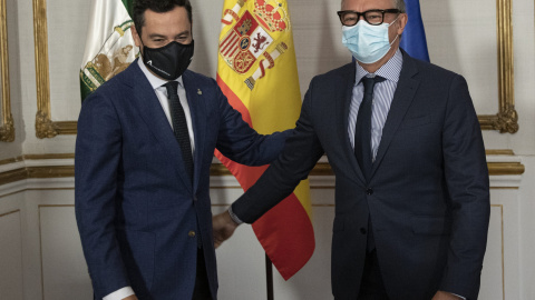 El presidente de la Junta, Juanma Moreno (i), durante su reunión con el portavoz del grupo parlamentario Vox, Manuel Gavira (d) / Fotografía de archivo El presidente de la Junta, Juanma Moreno (i), durante su reunión con el portavoz del grupo parlamentario Vox, Manuel Gavira (d) / Fotografía de archivo