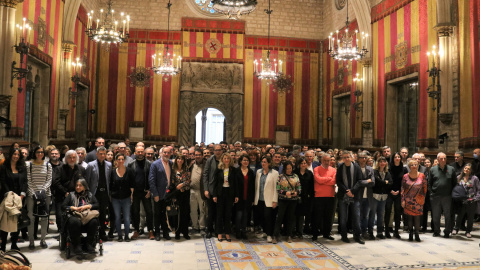 Foto de família dels representants polítics, escriptors i editors durant el tradicional esmorzar literari a l’Ajuntament de Barcelona en motiu de la diada de Sant Jordi. Foto de família dels representants polítics, escriptors i editors durant el tradicional esmorzar literari a l’Ajuntament de Barcelona en motiu de la diada de Sant Jordi.