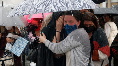 Diverses persones sota la pedregada davant les parades de llibres de Barcelona. Diverses persones sota la pedregada davant les parades de llibres de Barcelona.