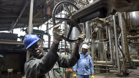 Un hombre controla la válvula en la refinería de petróleo más vieja de Nigeria. PIUS UTOMI EKPEI (AFP) Un hombre controla la válvula en la refinería de petróleo más vieja de Nigeria. PIUS UTOMI EKPEI (AFP)