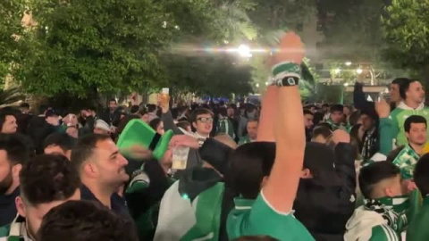 La euforia de los aficionados del Betis se desborda en Sevilla tras ganar la Copa La euforia de los aficionados del Betis se desborda en Sevilla tras ganar la Copa