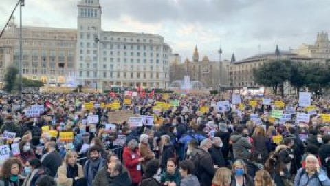 Milers de persones omplen la plaça Catalunya de Barcelona per fer un clam contra la guerra Milers de persones omplen la plaça Catalunya de Barcelona per fer un clam contra la guerra