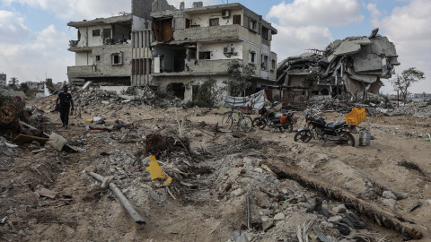 Los palestinos regresan a sus hogares destruidos después de que el ejército israelí se retiró de la parte oriental de Khan Yunis en el sur de Gaza. Los palestinos regresan a sus hogares destruidos después de que el ejército israelí se retiró de la parte oriental de Khan Yunis en el sur de Gaza.