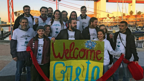 Activistas esperando a Greta Thunberg en Lisboa | EFE