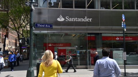 Una oficina del Banco Santander en la Tercera Avenida, de Nueva York. AFP/Héctor Retamal Una oficina del Banco Santander en la Tercera Avenida, de Nueva York. AFP/Héctor Retamal