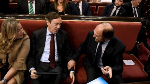 Los senadores del PP Pío García-Escudero (d), y Rafael Hernando (c), conversan al inicio de la sesión constitutiva del Senado de la XIV legislatura. EFE//Víctor Lerena