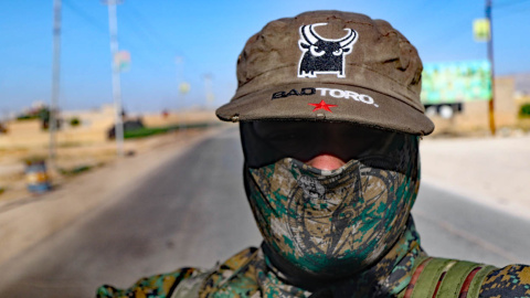 Martin Klamper 'Sidar', en la zona yazidí de Sinyar, Irak./ Ferran Barber. Martin Klamper 'Sidar', en la zona yazidí de Sinyar, Irak./ Ferran Barber.