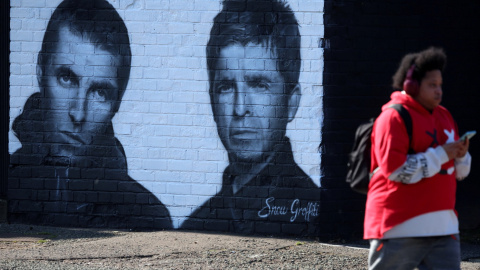 Liam y Noel Gallagher, fundadores de Oasis, en un mural en Mánchester. Liam y Noel Gallagher, fundadores de Oasis, en un mural en Mánchester.