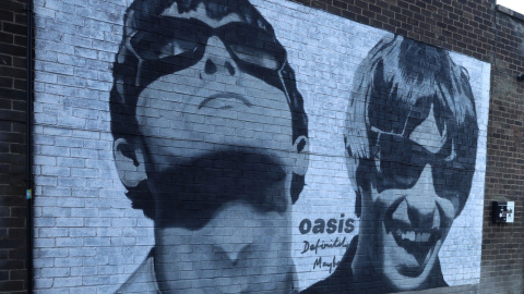 Liam y Noel Gallagher, fundadores de Oasis, en un mural en Mánchester. Liam y Noel Gallagher, fundadores de Oasis, en un mural en Mánchester.