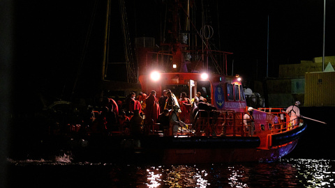 Efectivos de Salvamento Marítimo llegan a un puerto canario con varias personas migrantes rescatadas, en una imagen de febrero de 2022. Efectivos de Salvamento Marítimo llegan a un puerto canario con varias personas migrantes rescatadas, en una imagen de febrero de 2022.