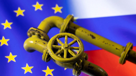 Una ilustración muestra una tubería de gas naatural sobre un montaje de las banderas de la UE y de Rusia. REUTERS/Dado Ruvic Una ilustración muestra una tubería de gas naatural sobre un montaje de las banderas de la UE y de Rusia. REUTERS/Dado Ruvic