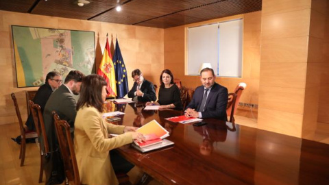 Imagen de la reunión de las delegaciones de PSOE y de ERC, en la negociación de un posible acuerdo para la investidura de Pedro Sánchez. Imagen de la reunión de las delegaciones de PSOE y de ERC, en la negociación de un posible acuerdo para la investidura de Pedro Sánchez.