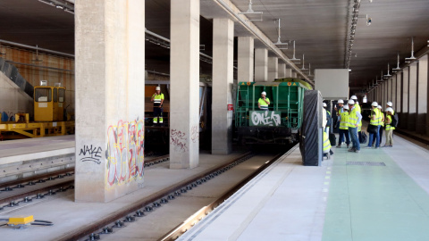 Dues locomotores circulen en paral·lel per la futura estació de La Sagrera