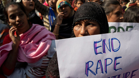 Una mujer muestra una pancarta contra la violación en una de las numerosas manifestaciones que han tenido lugar en la India. (DANISH SIDDIQUI | REUTERS) Una mujer muestra una pancarta contra la violación en una de las numerosas manifestaciones que han tenido lugar en la India. (DANISH SIDDIQUI | REUTERS)