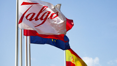 Una bandera con el logo de Talgo, junto a la de España y a la de la UE, en la entrada de la planta del fabricante de ferrocarriles en Las Rozas (Madrid). REUTERS/Violeta Santos Moura Una bandera con el logo de Talgo, junto a la de España y a la de la UE, en la entrada de la planta del fabricante de ferrocarriles en Las Rozas (Madrid). REUTERS/Violeta Santos Moura