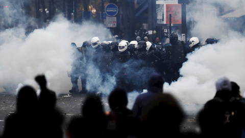 Policías y manifestantes en la movilización contra las reformas de pensiones París, Francia. EFE / IAN LANGSDON Policías y manifestantes en la movilización contra las reformas de pensiones París, Francia. EFE / IAN LANGSDON