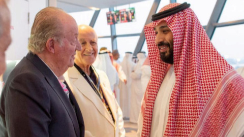 El rey Juan Carlos saluda al príncipe heredero de Arabia Saudi, Mohamen bin Salman, durante el Gran Premio de Abu Dabi de Fórmula 1.- REUTERS El rey Juan Carlos saluda al príncipe heredero de Arabia Saudi, Mohamen bin Salman, durante el Gran Premio de Abu Dabi de Fórmula 1.- REUTERS