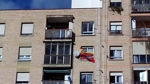 Bandera falangista y franquista cuelgan en la vivienda del detenido Bandera falangista y franquista cuelgan en la vivienda del detenido