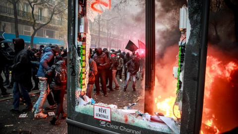 Manifestantes se enfrentan a la policía antidisturbios francesa durante una protesta contra la reforma de las pensiones Manifestantes se enfrentan a la policía antidisturbios francesa durante una protesta contra la reforma de las pensiones