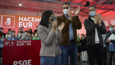 09/04/2022 La secretaria general del PSOE Madrid y delegada del Gobierno de España en Madrid, Mercedes González; el presidente del Gobierno Pedro Sánchez; y el secretario general del PSOE Madrid y portavoz del PSOE en la Asamblea, Juan Lobato; aplauden 09/04/2022 La secretaria general del PSOE Madrid y delegada del Gobierno de España en Madrid, Mercedes González; el presidente del Gobierno Pedro Sánchez; y el secretario general del PSOE Madrid y portavoz del PSOE en la Asamblea, Juan Lobato; aplauden
