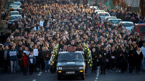Trabajadores y usuarios del Hospital de Verín, en un entierro simbólico contra el cierre del paritorio. / EFE Trabajadores y usuarios del Hospital de Verín, en un entierro simbólico contra el cierre del paritorio. / EFE