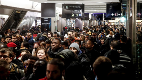 09/12/2019.- Pasajeros en la estación Du Nord de París durante la huelga de transporte por la reforma de las pensiones. / EFE - YOAN VALAT 09/12/2019.- Pasajeros en la estación Du Nord de París durante la huelga de transporte por la reforma de las pensiones. / EFE - YOAN VALAT