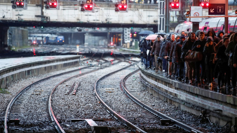 09/12/2019- Viajeros intentan caminar en la estación de Saint-Lazare en París durante la huelga de transportes por la reforma de las pensiones. / REUTERS - CHRISTIAN HARTMANN 09/12/2019- Viajeros intentan caminar en la estación de Saint-Lazare en París durante la huelga de transportes por la reforma de las pensiones. / REUTERS - CHRISTIAN HARTMANN