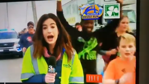 Imagen del momento en el que un corredor se aproxima a la periodista para realizar un tocamiento no consentido./ Twitter Imagen del momento en el que un corredor se aproxima a la periodista para realizar un tocamiento no consentido./ Twitter