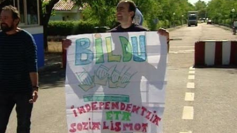 Etarra excarcelado enarbola la bandera de Bildu Etarra excarcelado enarbola la bandera de Bildu