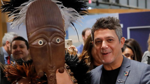 El cantante y compositor español Alejandro Sanz participa junto a un grupo de indígenas en la inauguración del segmento de alto nivel de la Cumbre del Clima COP25, este martes en Madrid. EFE/Juan Carlos Hidalgo