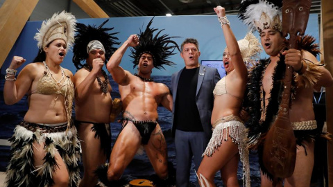 El cantante y compositor español Alejandro Sanz junto a un grupo de indígenas durante la inauguración del segmento de alto nivel de la Cumbre del Clima COP25, este martes en Madrid. EFE/Juan Carlos Hidalgo