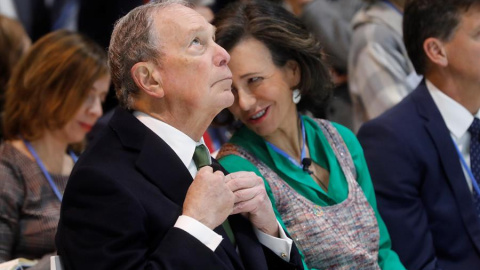 El presidente de Bloomberg Global Bussines Forum, Michael Bloomberg (i) conversa con la presidenta del Banco Santander, Ana Patricia Botín (d) durante el panel 'Finanzas sostenibles. Financiación del Acuerdo de París: ¿cómo movilizar a los inversores