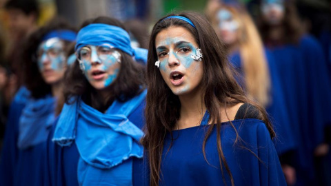 Vista de un momento de la manifestación organizada por el movimiento social Extinction Rebellion para concienciar sobre la contaminación de los océanos en las calles de Madrid este domingo. EFE/Luca Piergiovanni